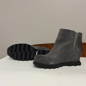 SOREL Women's Joan of Artic Wedge III Lug Sole Zip Booties Gray